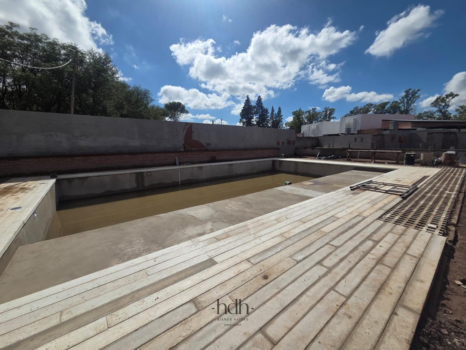 House for Sale in Housing Las Veras: 2-Bedroom Duplex with Patio in Valle Escondido