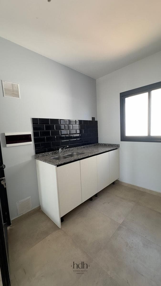 Duplex for rent in Colinas de Manantiales: 2 bedrooms, with a garage and a grill in the backyard