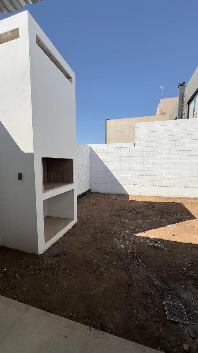 Duplex for rent in Colinas de Manantiales: 2 bedrooms, with a garage and a grill in the backyard
