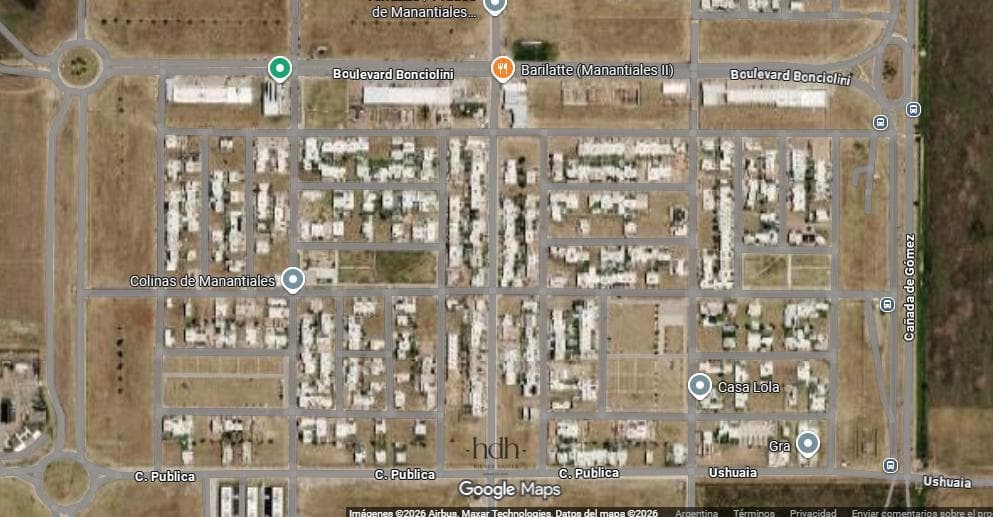 Duplex for rent in Colinas de Manantiales: 2 bedrooms, with a garage and a grill in the backyard
