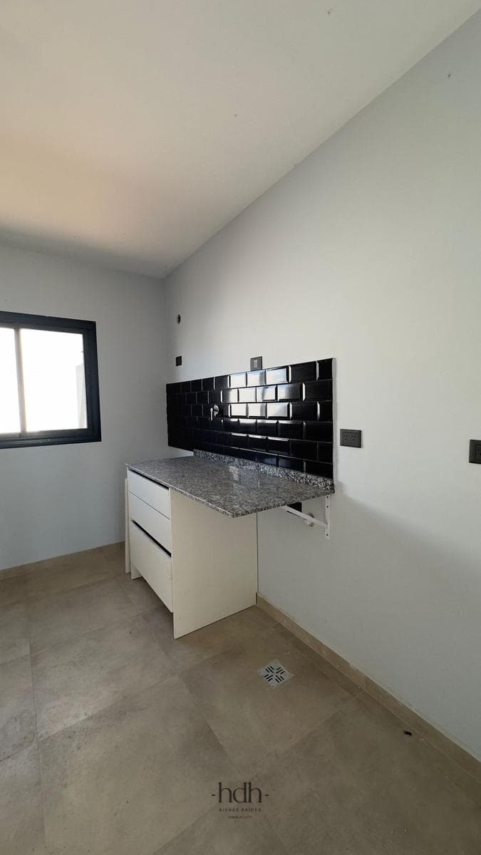 Duplex for rent in Colinas de Manantiales: 2 bedrooms, with a garage and a grill in the backyard