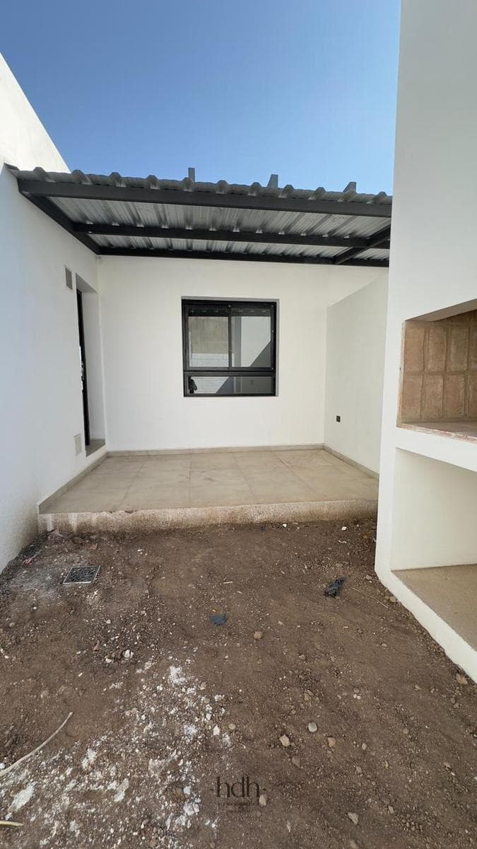 Duplex for rent in Colinas de Manantiales: 2 bedrooms, with a garage and a grill in the backyard