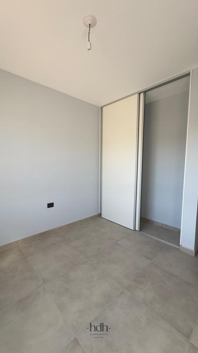 Duplex for rent in Colinas de Manantiales: 2 bedrooms, with a garage and a grill in the backyard