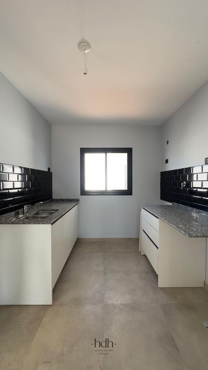 Duplex for rent in Colinas de Manantiales: 2 bedrooms, with a garage and a grill in the backyard
