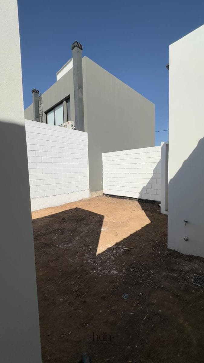 Duplex for rent in Colinas de Manantiales: 2 bedrooms, with a garage and a grill in the backyard