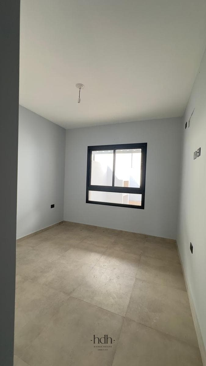 Duplex for rent in Colinas de Manantiales: 2 bedrooms, with a garage and a grill in the backyard