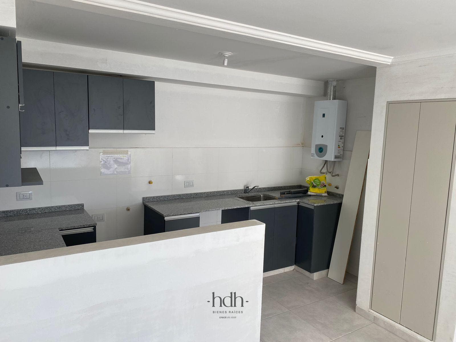 Apartment for sale in Guemes: 1 or 2 bedrooms, 1 bathroom, with a garage