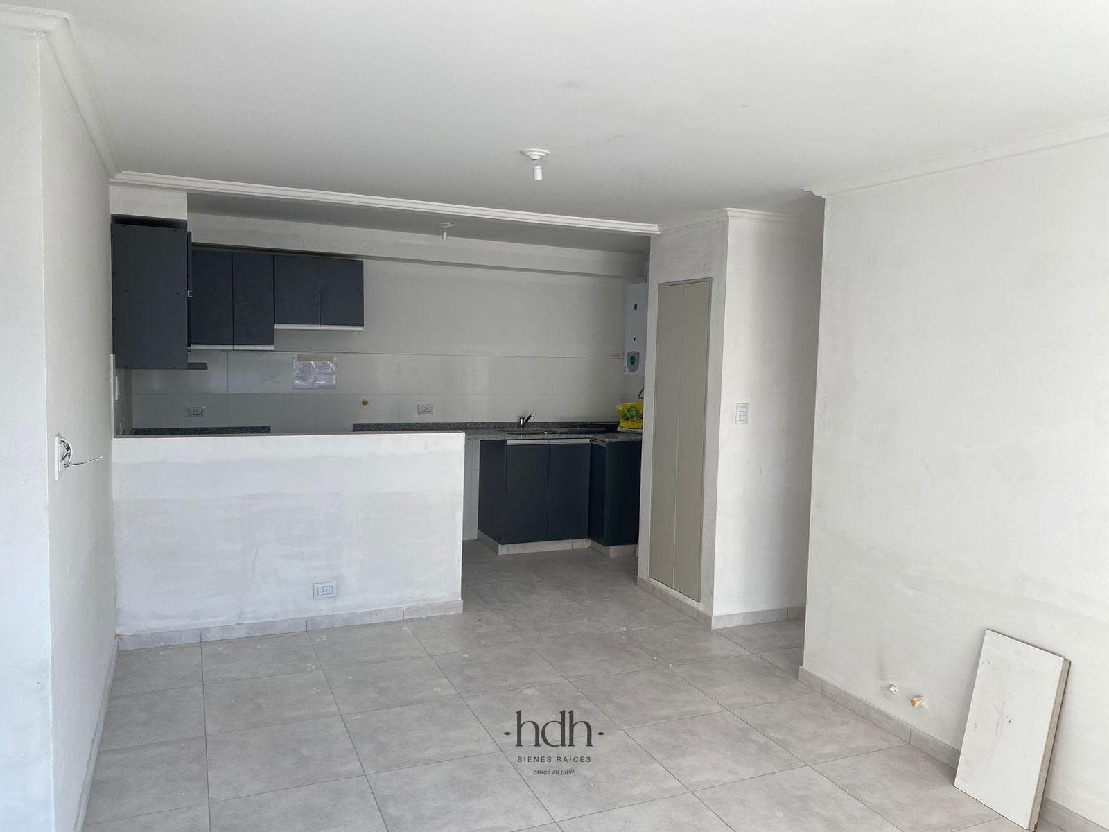Apartment for sale in Guemes: 1 or 2 bedrooms, 1 bathroom, with a garage