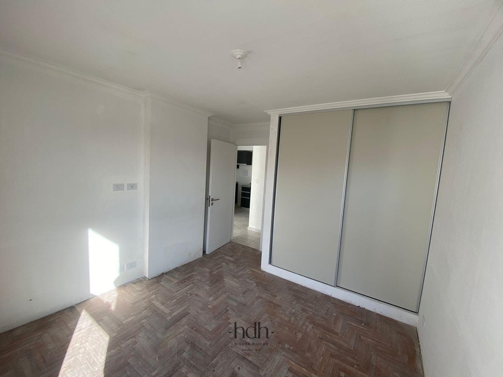 Apartment for sale in Guemes: 1 or 2 bedrooms, 1 bathroom, with a garage