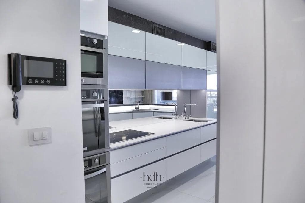 Apartment for sale on Avenida Laplace: 3 bedrooms, 4 bathrooms, with a garage, balcony, and brand-new pool
