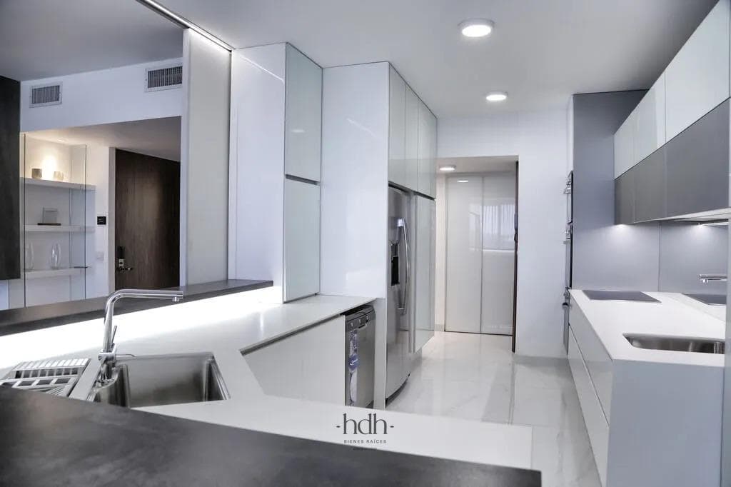 Apartment for sale on Avenida Laplace: 3 bedrooms, 4 bathrooms, with a garage, balcony, and brand-new pool