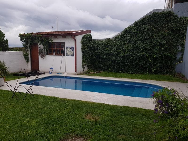 House in Lomas de San Martín: 4 bedrooms, 3 bathrooms, garage, pool, mortgage-eligible