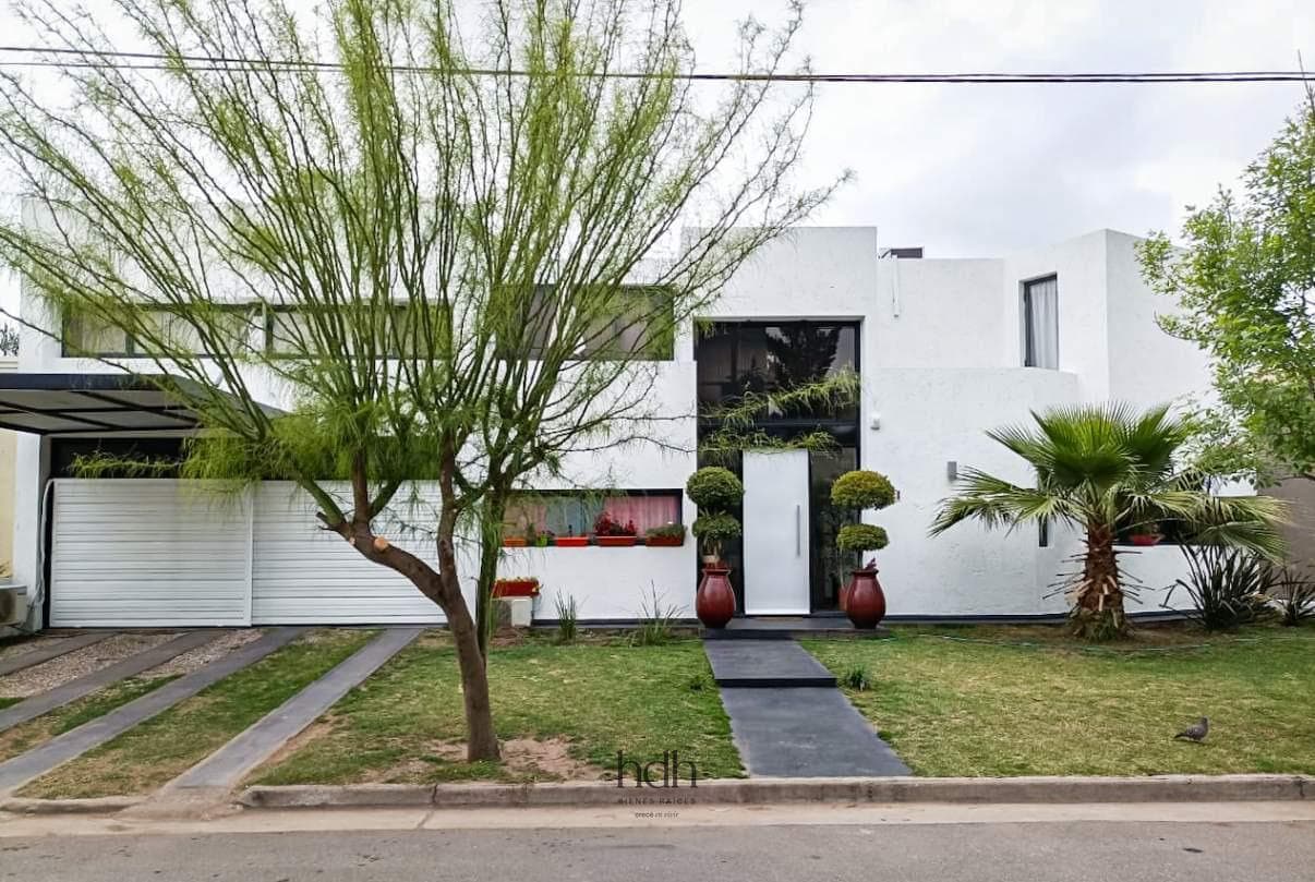 Tejas del Sur 2 House with 3 bedrooms, 3 bathrooms, and a pool; secure neighborhood