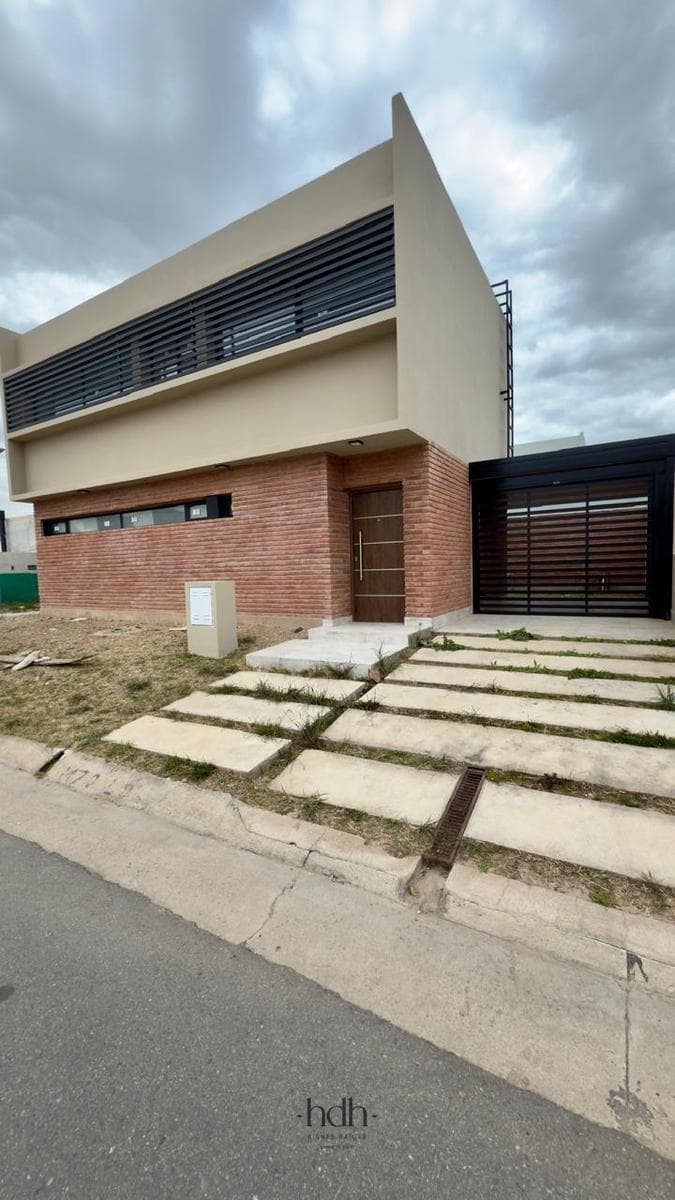 House on Docta Boulevard: 2 bedrooms, 2 bathrooms, patio, security