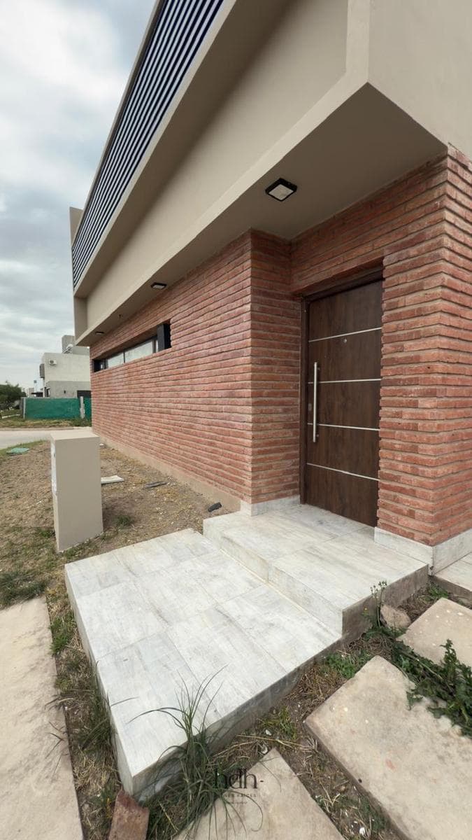 House on Docta Boulevard: 2 bedrooms, 2 bathrooms, patio, security