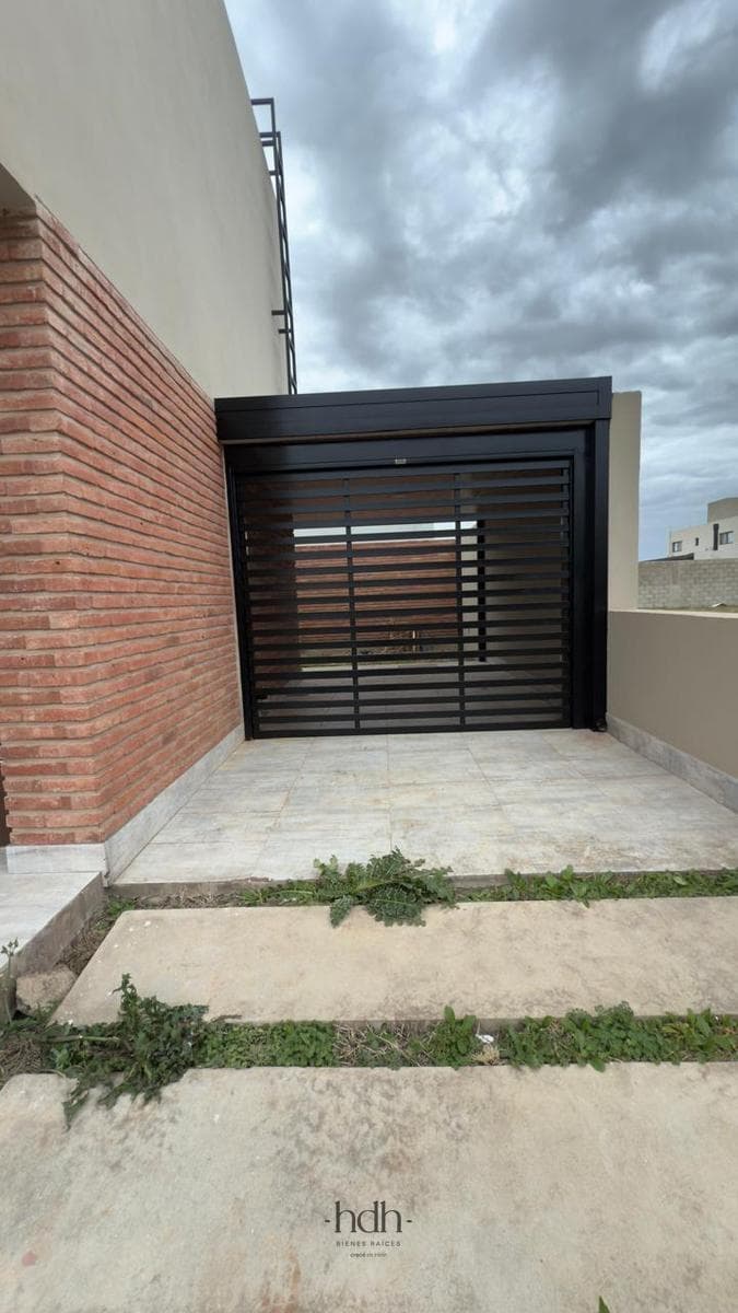 House on Docta Boulevard: 2 bedrooms, 2 bathrooms, patio, security
