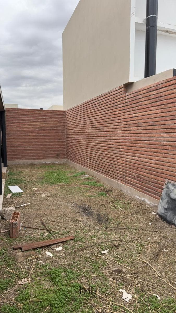 House on Docta Boulevard: 2 bedrooms, 2 bathrooms, patio, security
