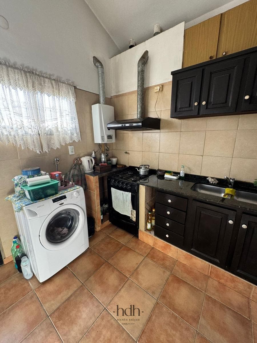 House for Sale: 2 bedrooms, 1 bathroom