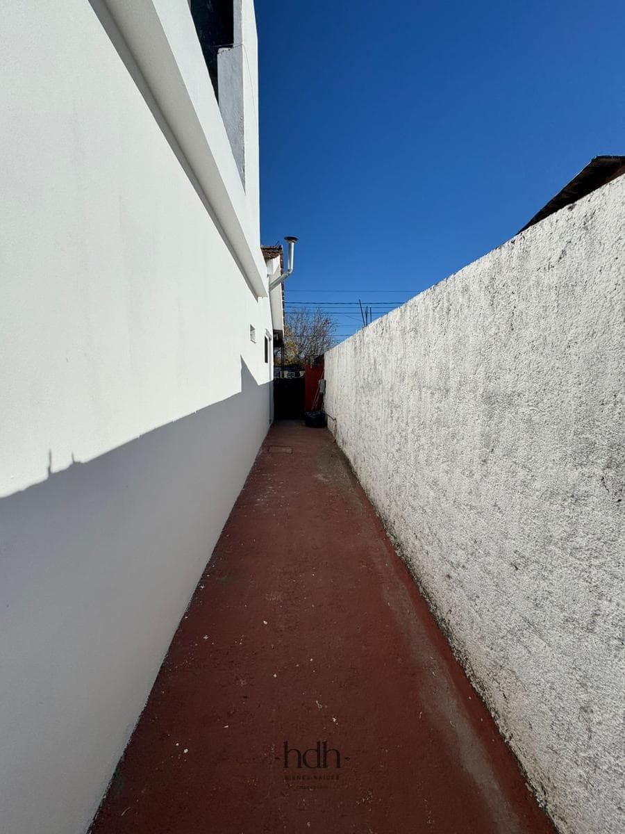 House for Sale: 2 bedrooms, 1 bathroom