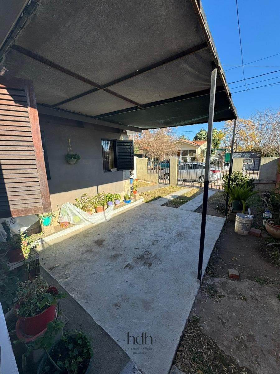 House for Sale: 2 bedrooms, 1 bathroom