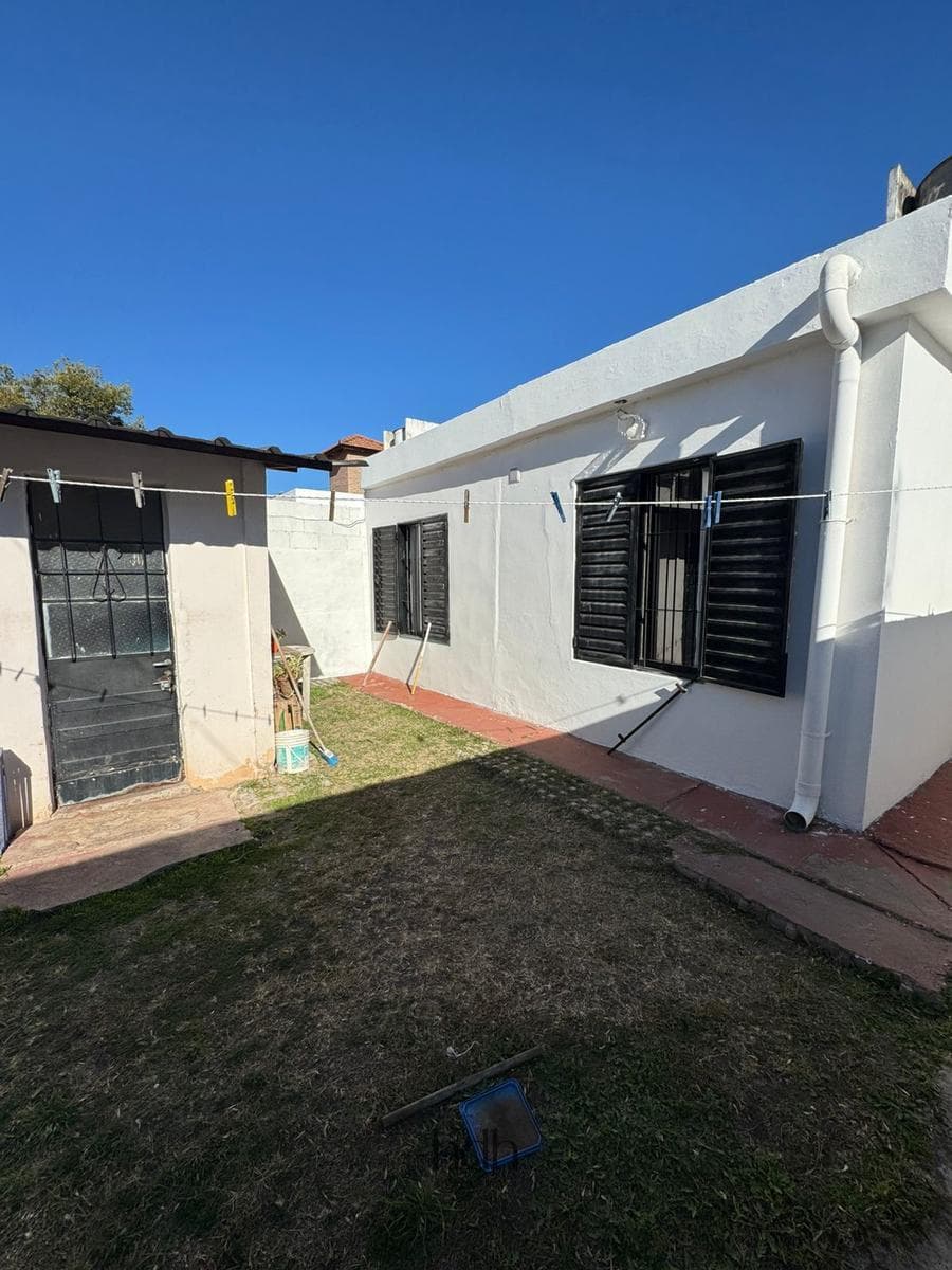 House for Sale: 2 bedrooms, 1 bathroom