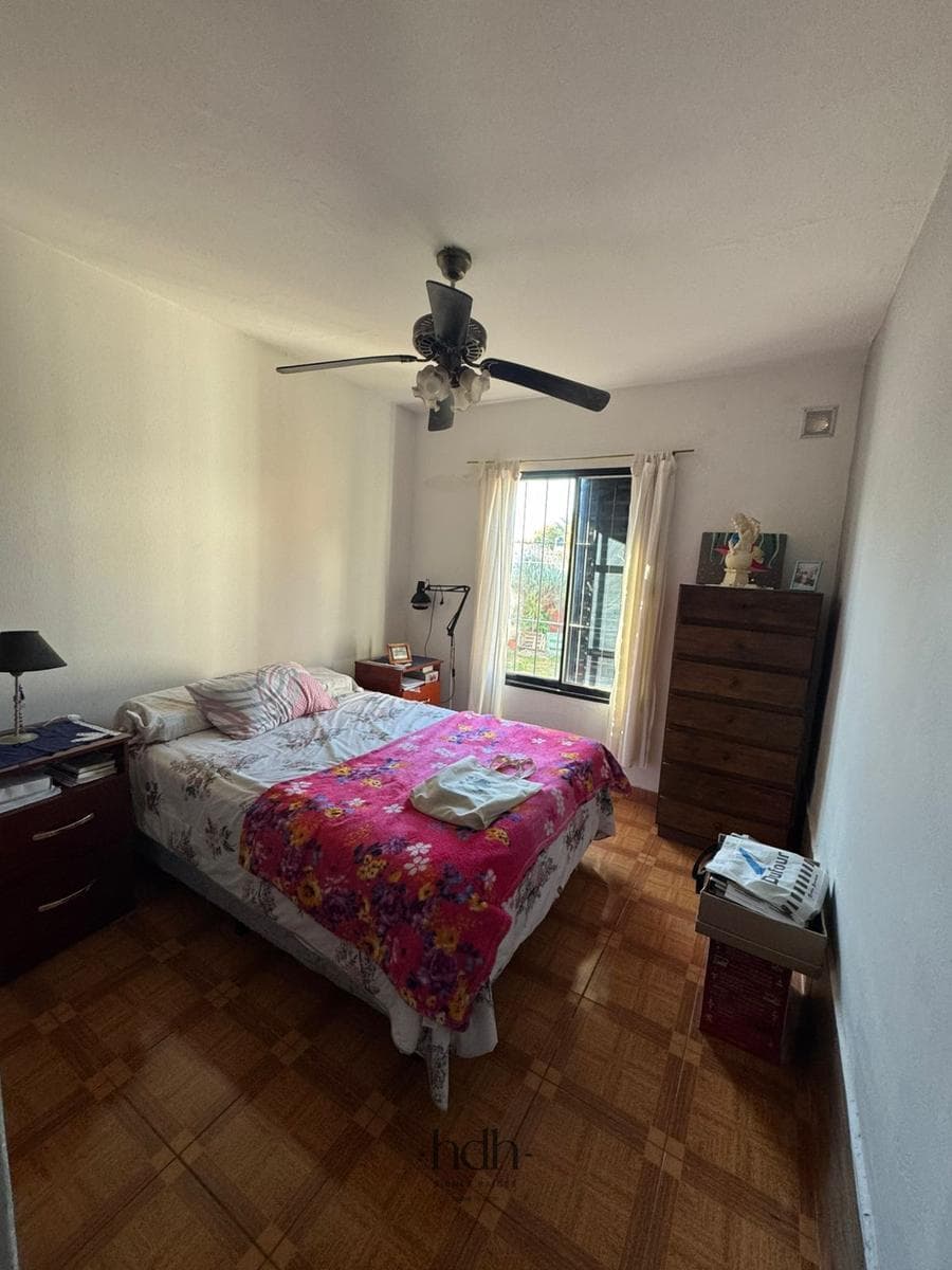 House for Sale: 2 bedrooms, 1 bathroom
