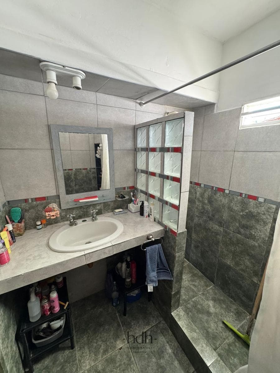 House for Sale: 2 bedrooms, 1 bathroom