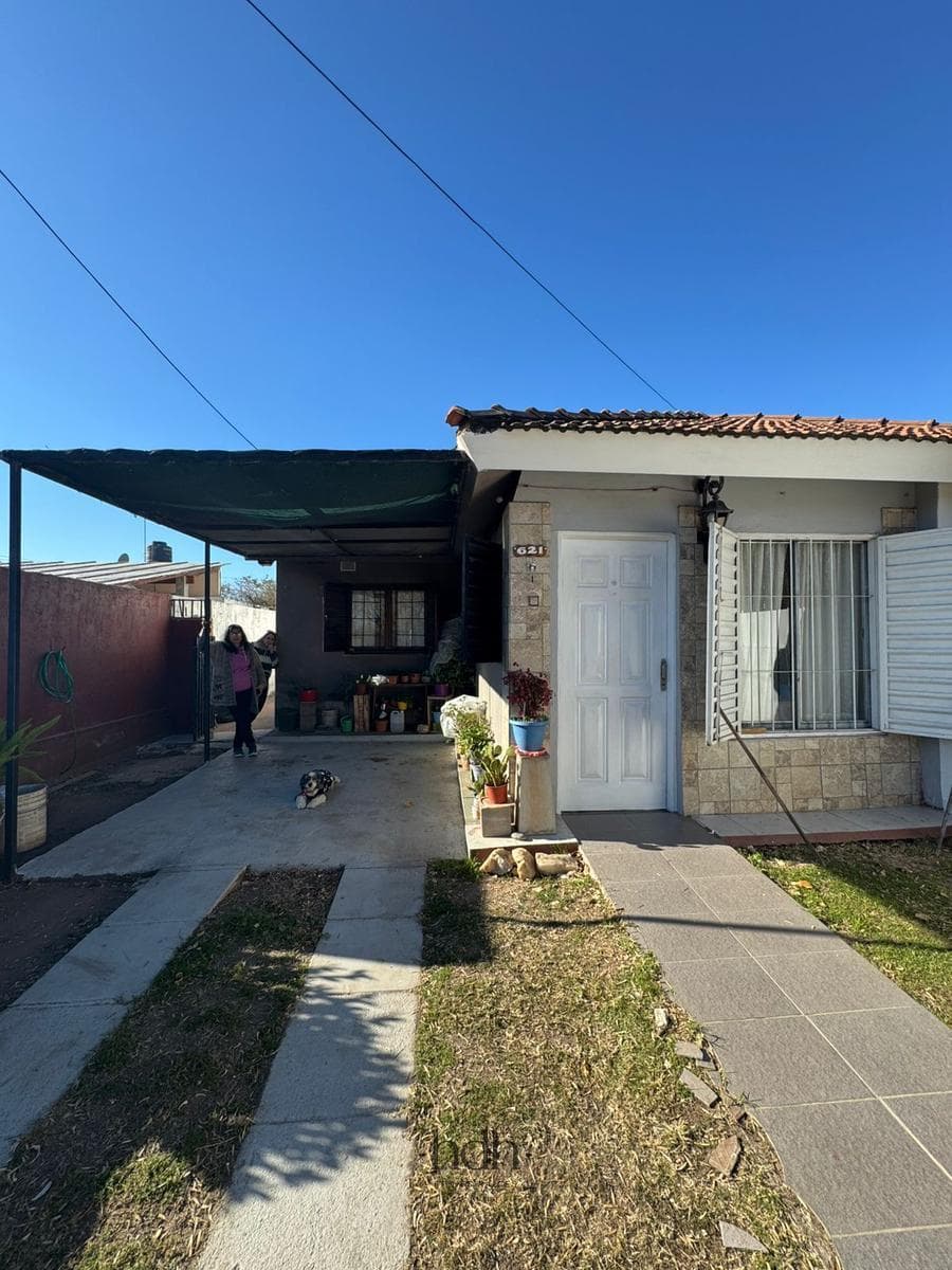 House for Sale: 2 bedrooms, 1 bathroom