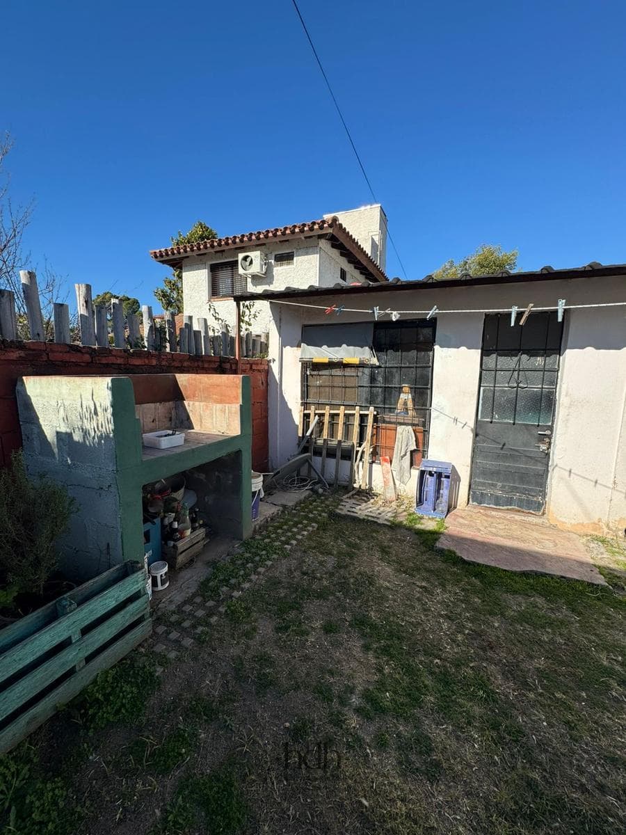 House for Sale: 2 bedrooms, 1 bathroom