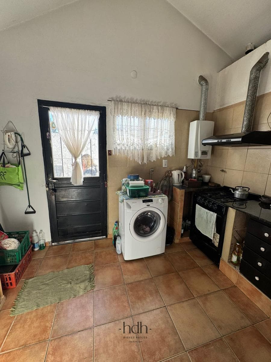 House for Sale: 2 bedrooms, 1 bathroom