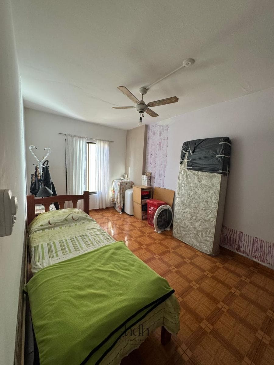 House for Sale: 2 bedrooms, 1 bathroom