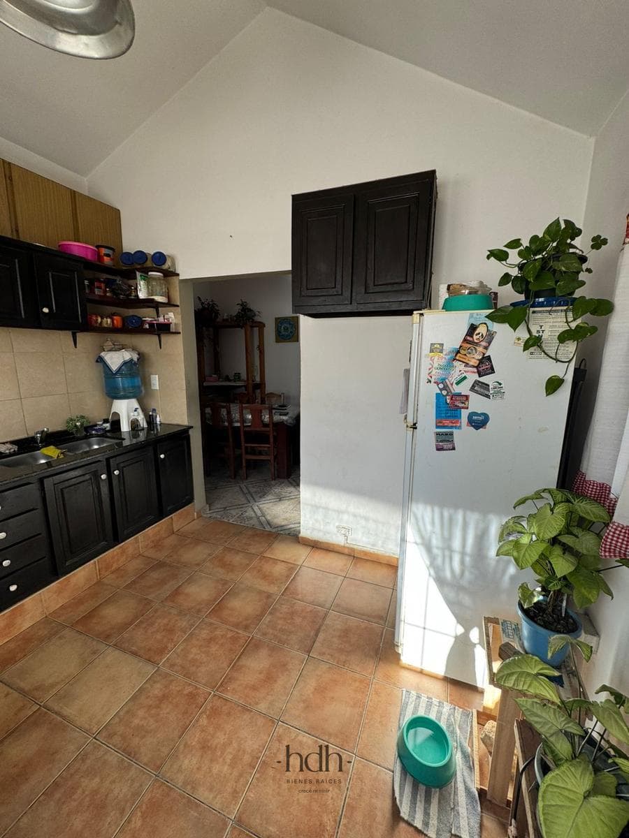 House for Sale: 2 bedrooms, 1 bathroom
