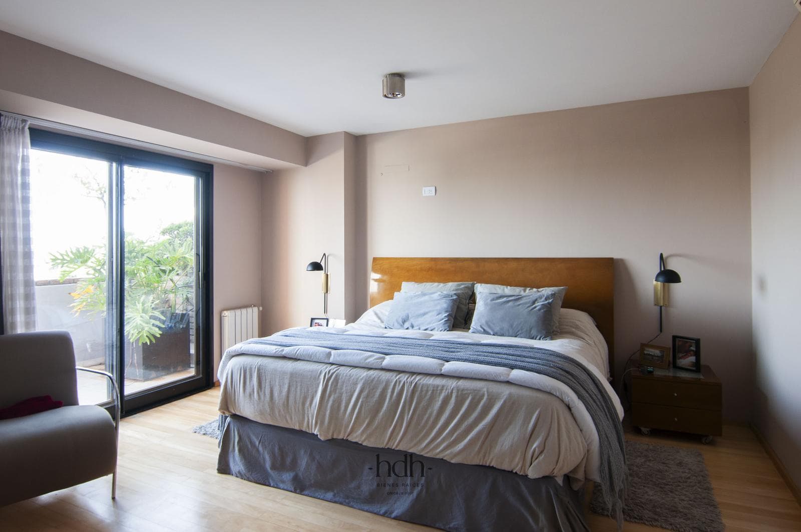 Apartment for Sale: 2-bedroom, 2-bathroom apartment with a terrace and garage