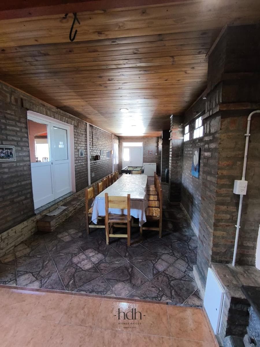 House for sale: 4 bedrooms, 3 bathrooms, garage, barbecue area, in a suburban neighborhood with a pool
