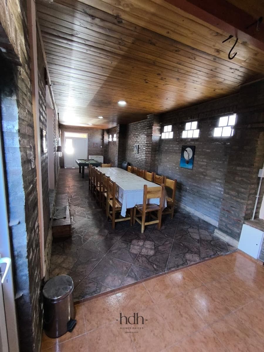 House for sale: 4 bedrooms, 3 bathrooms, garage, barbecue area, in a suburban neighborhood with a pool