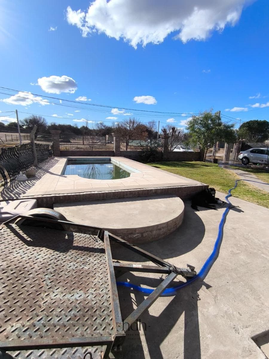 House for sale: 4 bedrooms, 3 bathrooms, garage, barbecue area, in a suburban neighborhood with a pool