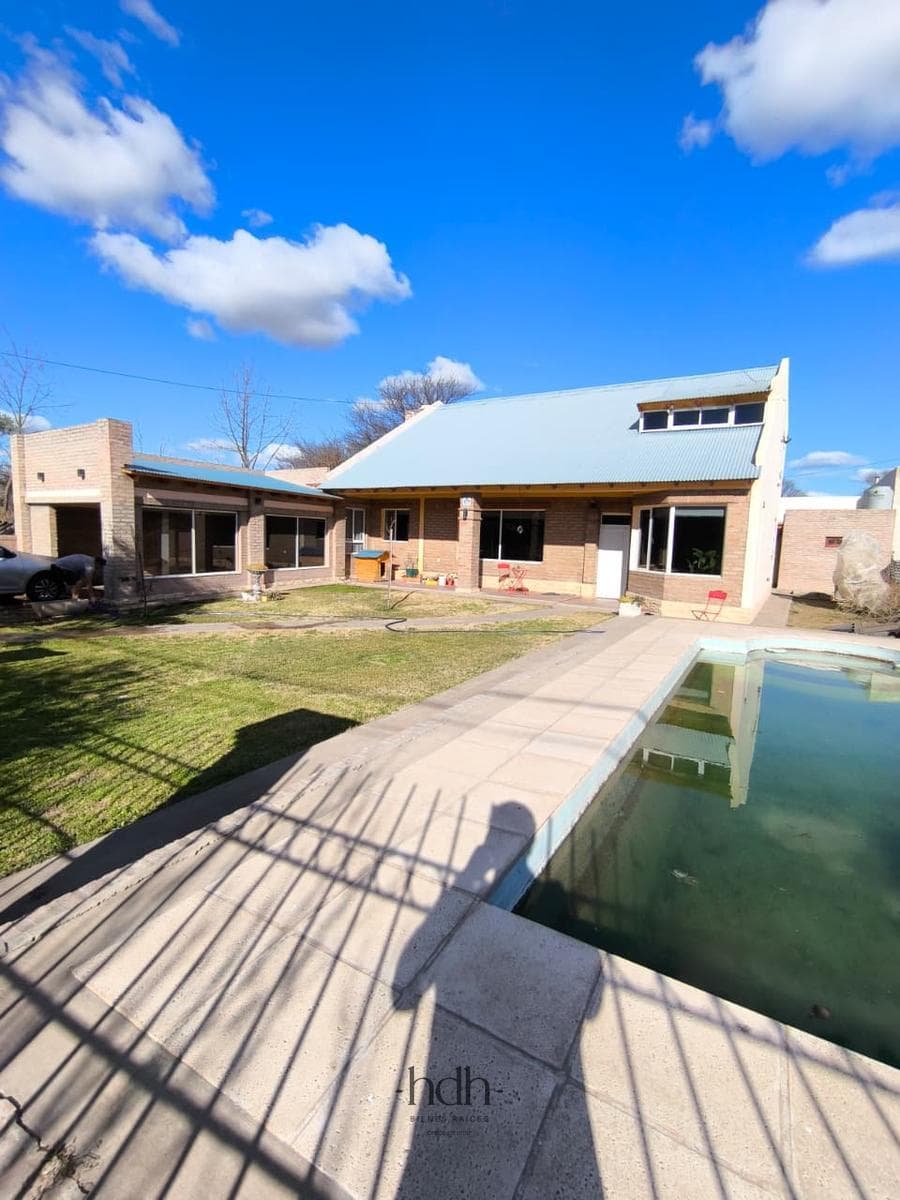 House for sale: 4 bedrooms, 3 bathrooms, garage, barbecue area, in a suburban neighborhood with a pool