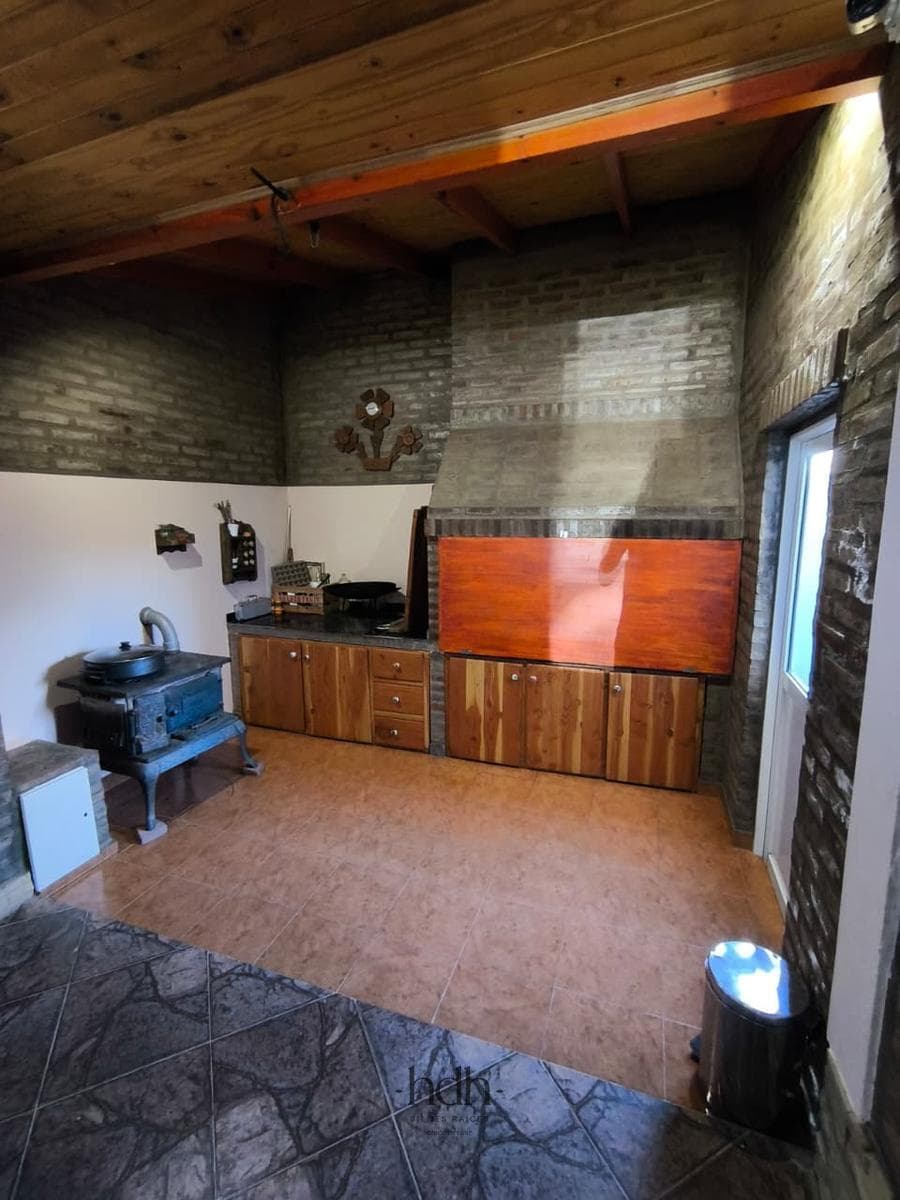 House for sale: 4 bedrooms, 3 bathrooms, garage, barbecue area, in a suburban neighborhood with a pool