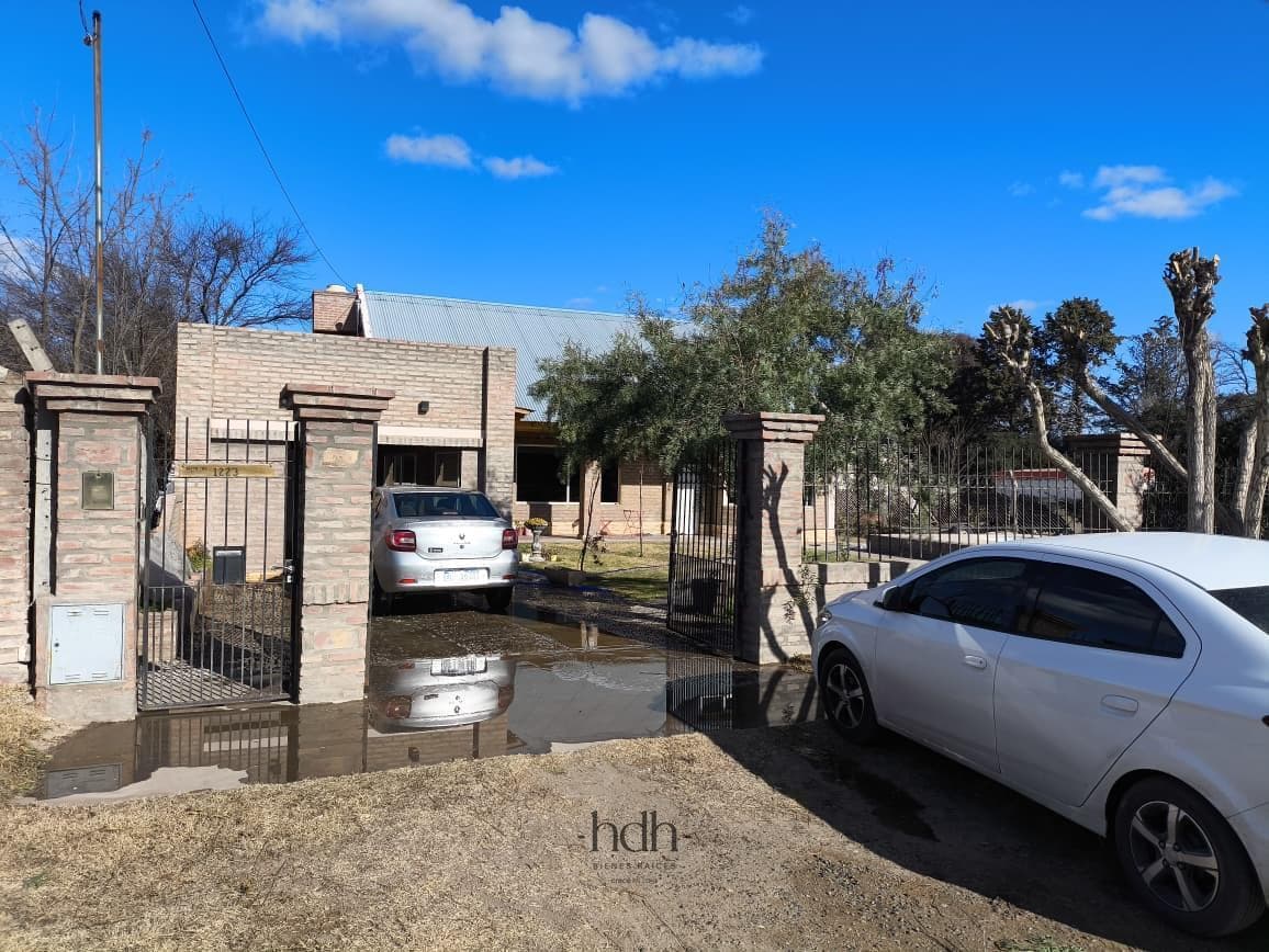 House for sale: 4 bedrooms, 3 bathrooms, garage, barbecue area, in a suburban neighborhood with a pool