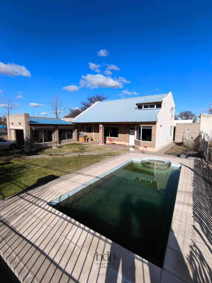 House for sale: 4 bedrooms, 3 bathrooms, garage, barbecue area, in a suburban neighborhood with a pool