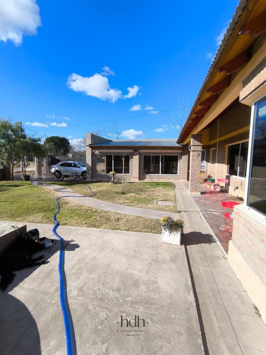 House for sale: 4 bedrooms, 3 bathrooms, garage, barbecue area, in a suburban neighborhood with a pool