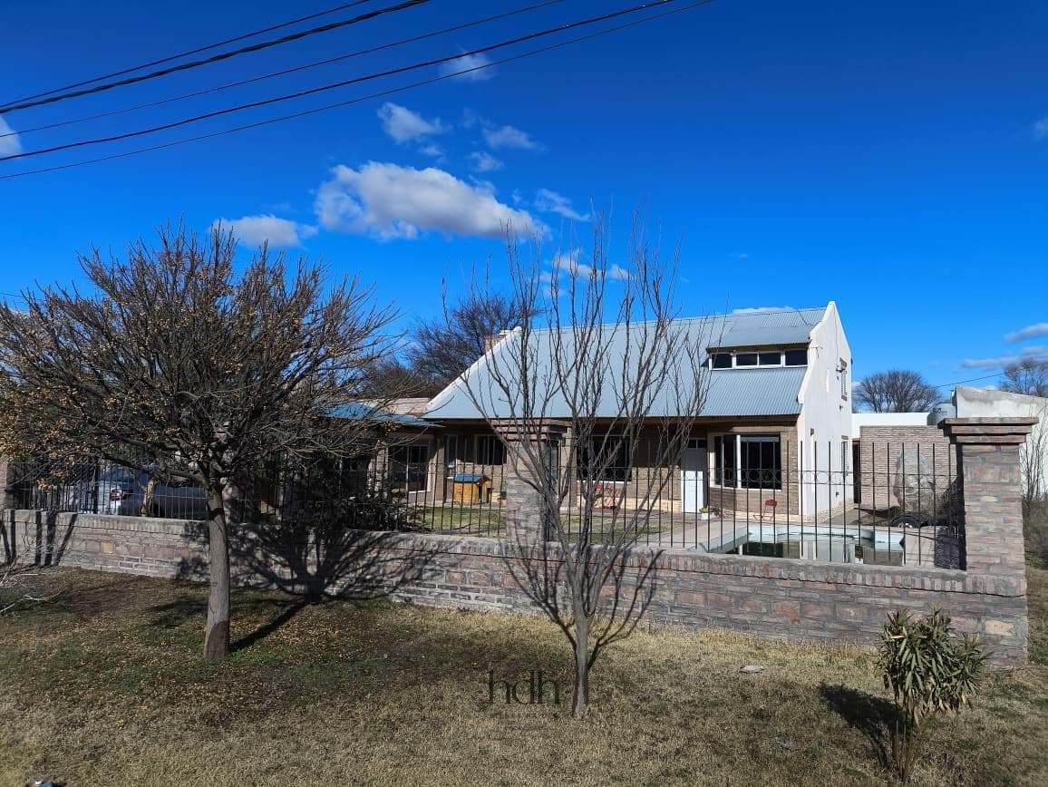 House for sale: 4 bedrooms, 3 bathrooms, garage, barbecue area, in a suburban neighborhood with a pool