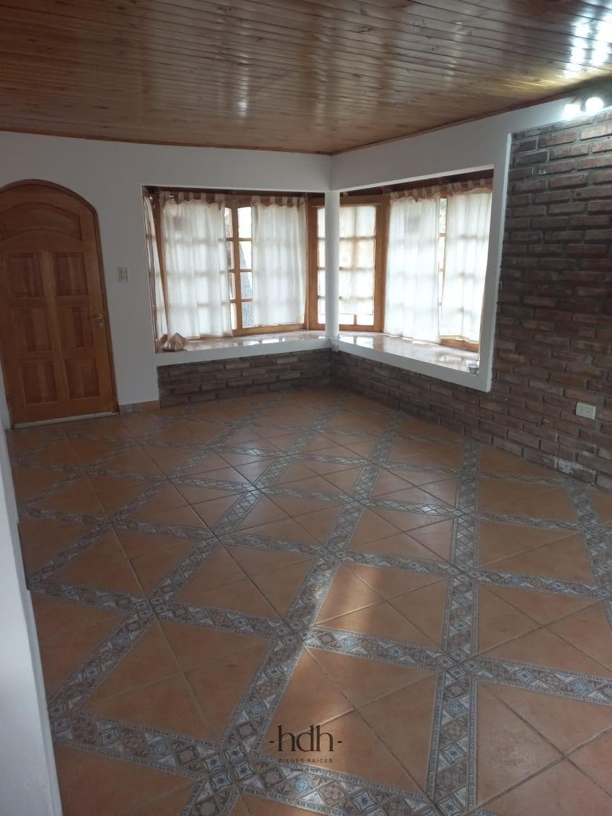 House for sale in Los Antiguos: 3 bedrooms, 2 bathrooms, with a patio and garage