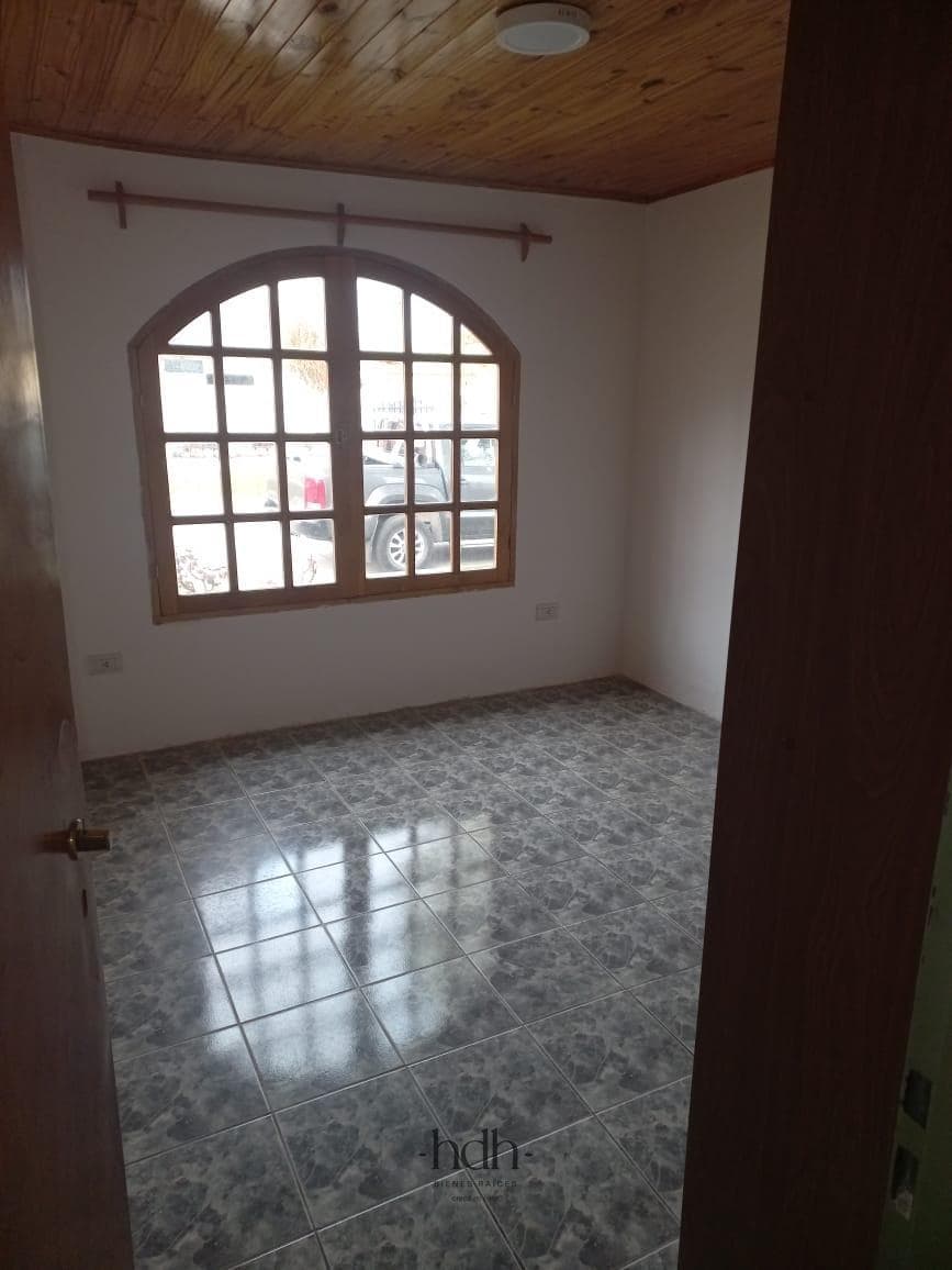 House for sale in Los Antiguos: 3 bedrooms, 2 bathrooms, with a patio and garage