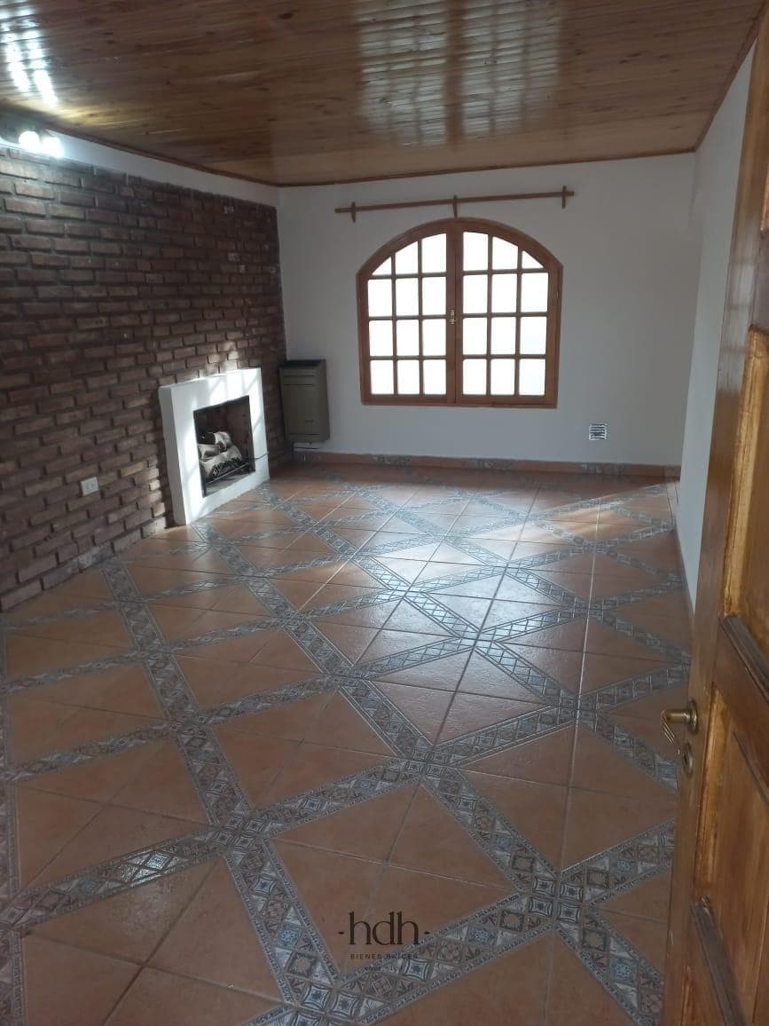 House for sale in Los Antiguos: 3 bedrooms, 2 bathrooms, with a patio and garage