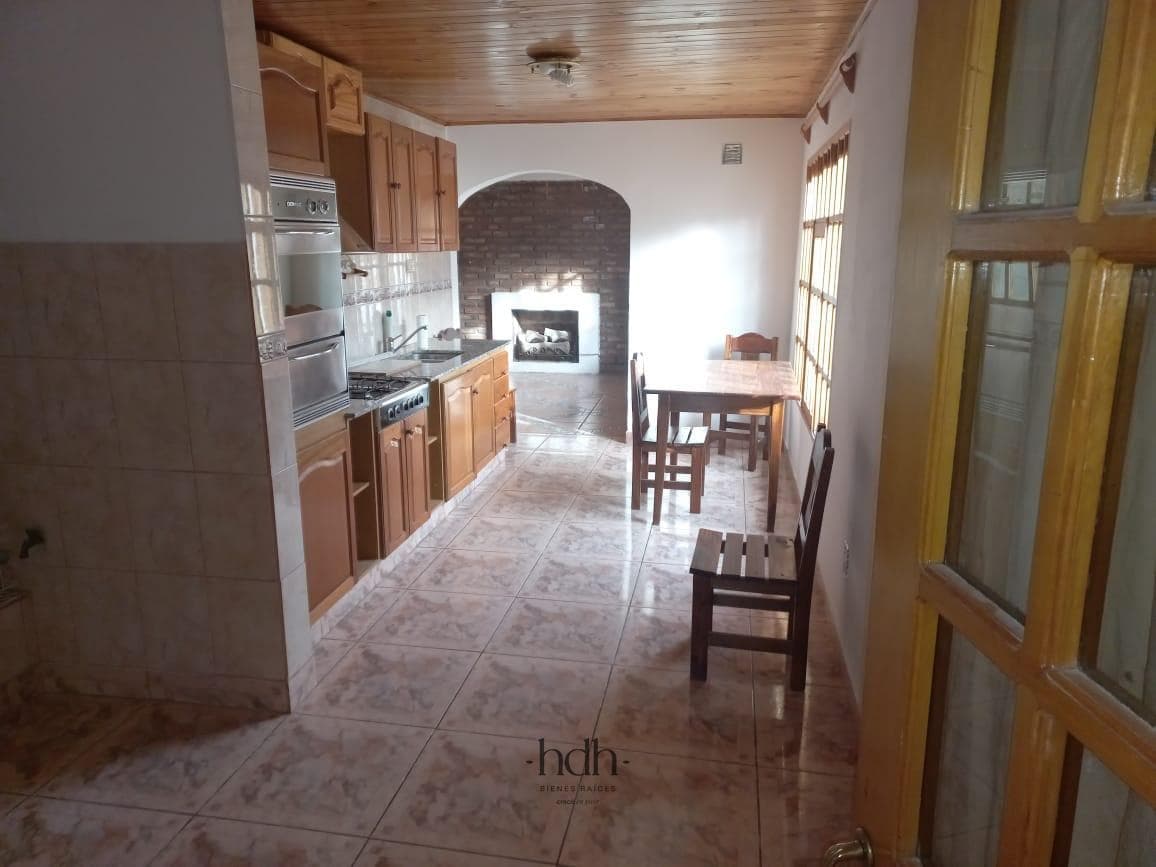 House for sale in Los Antiguos: 3 bedrooms, 2 bathrooms, with a patio and garage