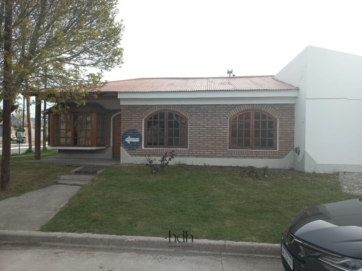 House for sale in Los Antiguos: 3 bedrooms, 2 bathrooms, with a patio and garage