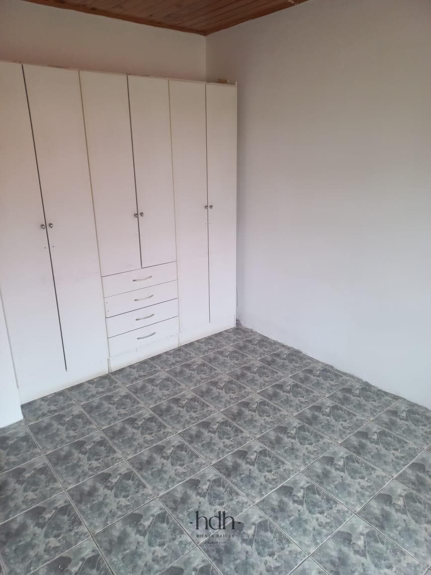 House for sale in Los Antiguos: 3 bedrooms, 2 bathrooms, with a patio and garage