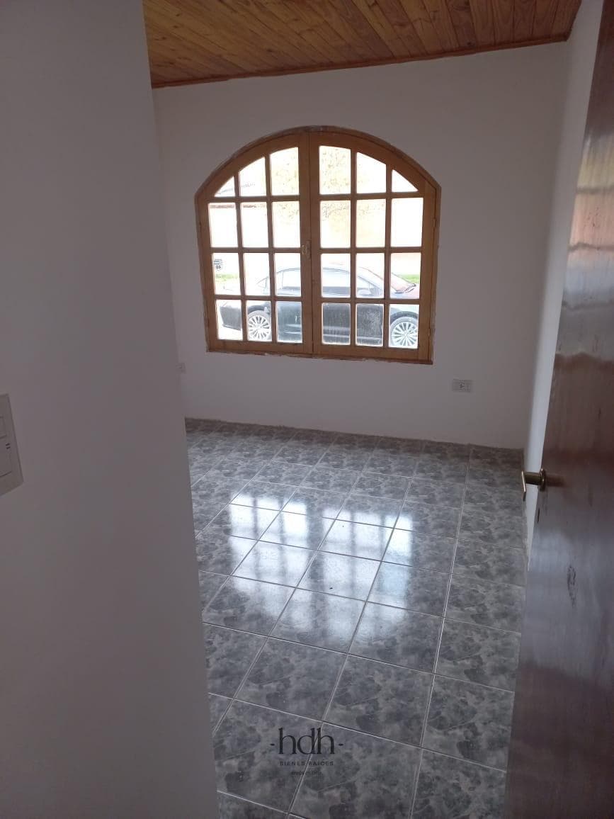 House for sale in Los Antiguos: 3 bedrooms, 2 bathrooms, with a patio and garage