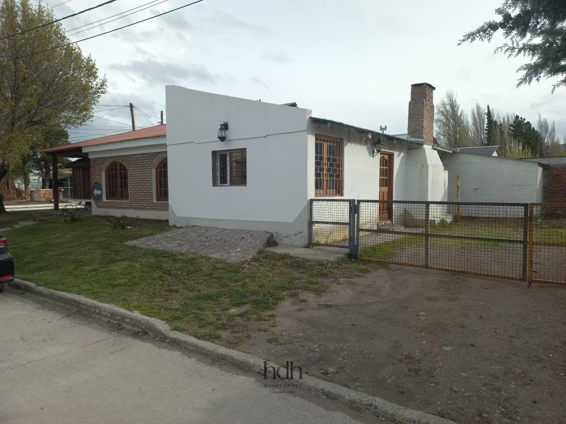 House for sale in Los Antiguos: 3 bedrooms, 2 bathrooms, with a patio and garage